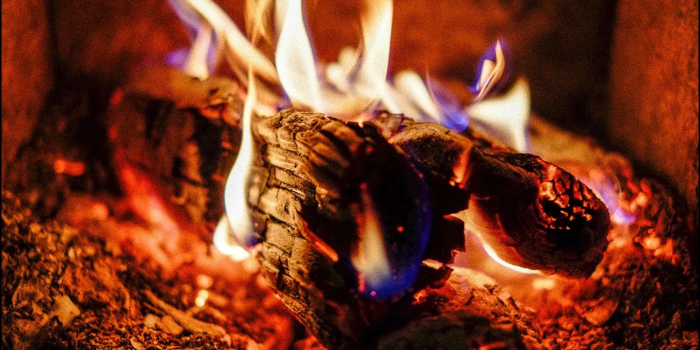Comme Un Feu Dévorant Renfermé Dans Mes Os Photo-citation Pouvoir transformateur du feu - Gaston Bachelard | Aime